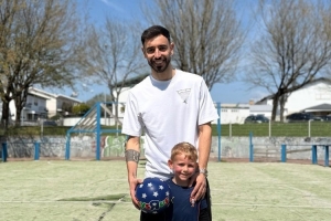 B费社媒晒与家人踢球视频：三代人齐聚在一切开始的球场