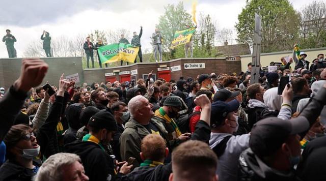 世界赛赛程-打砸！飞弹！老特拉福德“美丽风景线”令谁蒙羞？